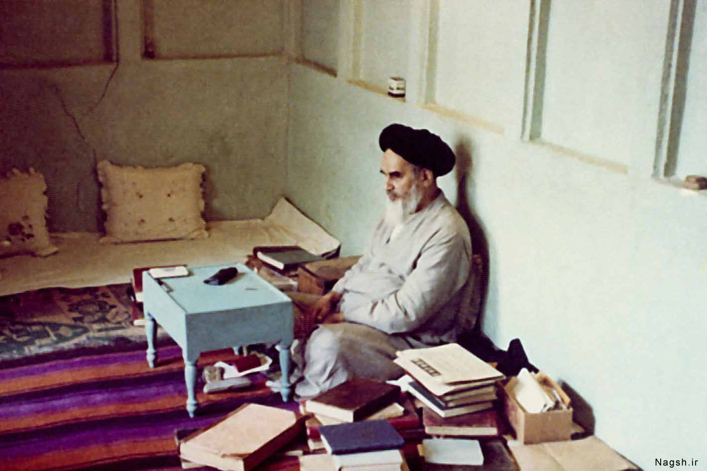 امام در اتاق ساده با کتابهای بسیار